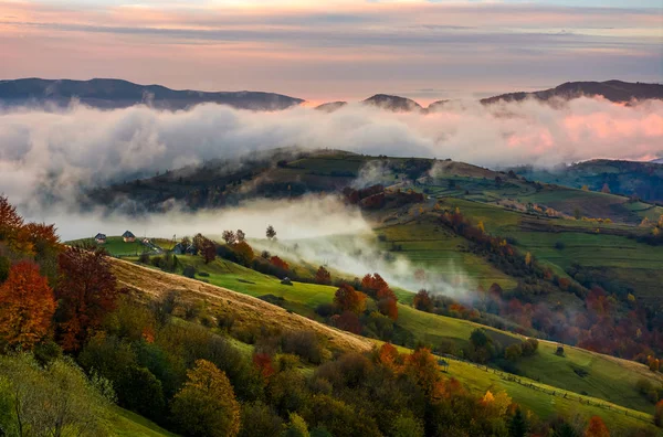 Aufsteigende Wolken bedecken ländliche Felder in den Bergen — Stockfoto