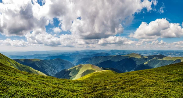 Bulutlu bir günde dağ sırtı