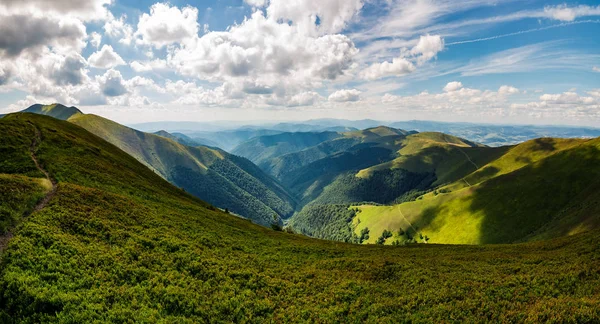 Crête de montagne par temps nuageux — Photo