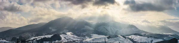 Dağ sırtı ışıkta bulutlu kış gününde kirişler — Stok fotoğraf