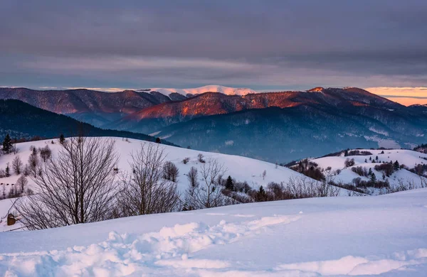Bergrücken mit schneebedecktem Gipfel bei Sonnenaufgang — Stockfoto