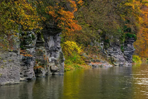 Dağ nehir arka plan kayalık uçurum — Stok fotoğraf