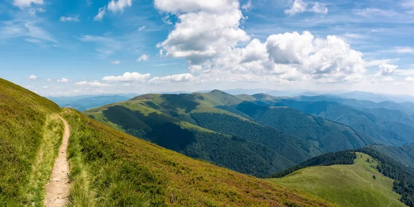 Vackra bergslandskapet på fin sommardag — Stockfoto
