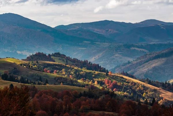 Mezőgazdasági területek, hegyek, naplementekor — Stock Fotó