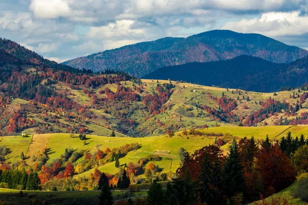 Geç sonbaharda dağlık kırsal alanda — Stok fotoğraf
