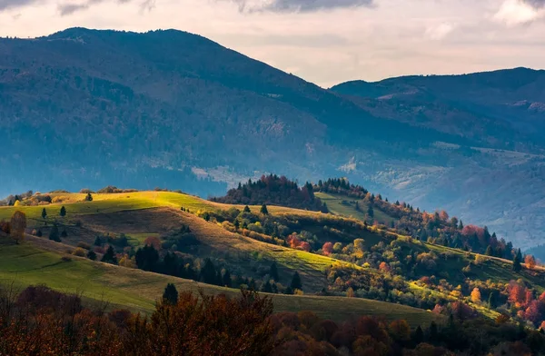 Campos agrícolas en la ladera en otoño por la noche — Foto de Stock