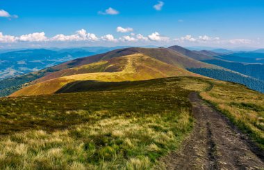 patika üzerinden dağ sırtı tepeden aşağı
