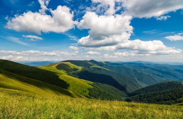 Bergkamm an einem bewölkten Tag — Stockfoto