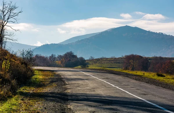 Countryside road in autumnal mountainous area — Stock Photo, Image