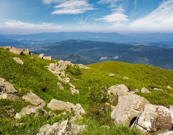 Ogromne głazy na trawiastym zboczu góry — Zdjęcie stockowe