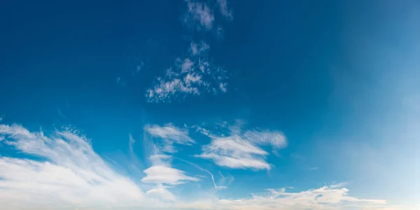 Bellissimo panorama sulla formazione delle nuvole su un cielo blu — Foto Stock