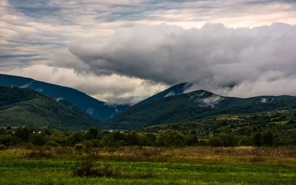 Oblaka stoupají v horách zataženo ráno — Stock fotografie