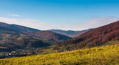 Dağlık kırsal alanda çimenli hillside