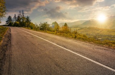 kırsal yol batımında Dağları