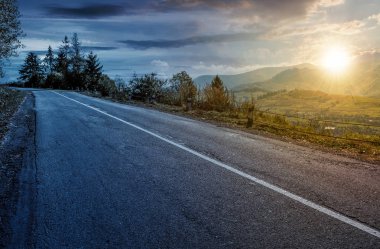 zaman değişim kavramı kırsal dağ yolu 
