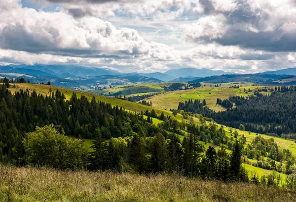 Paisagem rural bonita em montanhas — Fotografia de Stock