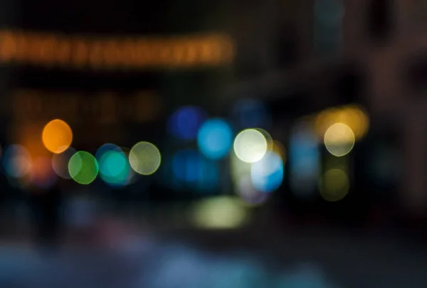 Люди рухаються на старому місті зимова нічна вулиця розмита — стокове фото