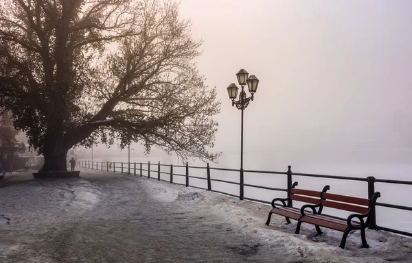 Remblai de la ville dans le brouillard matin d'hiver — Photo
