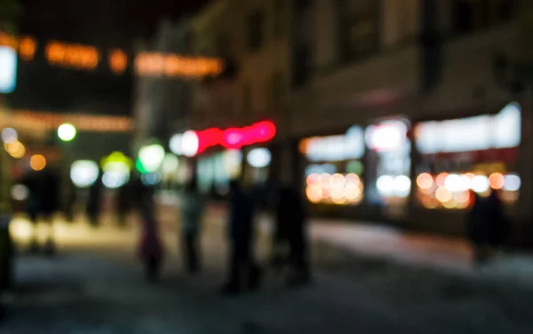 Tłumie Przeprowadzka na stare miasto noc ulica niewyraźne — Zdjęcie stockowe