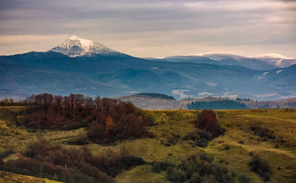 Horský hřeben s zasněžený vrchol na pochmurný den — Stock fotografie