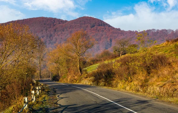 沥青路山区农村 — 图库照片