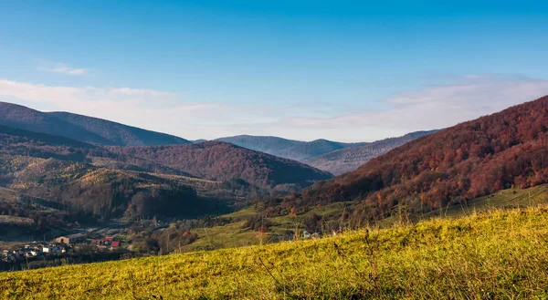 Encosta gramínea na área rural montanhosa — Fotografia de Stock