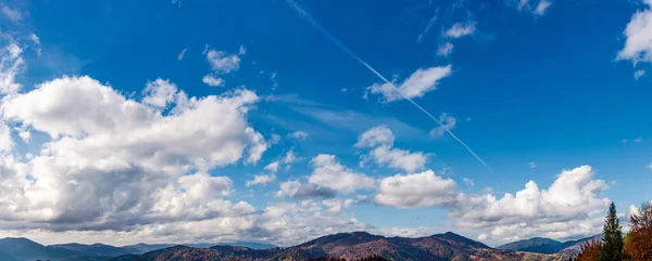 Schöne Wolkenlandschaft über dem Bergrücken — Stockfoto