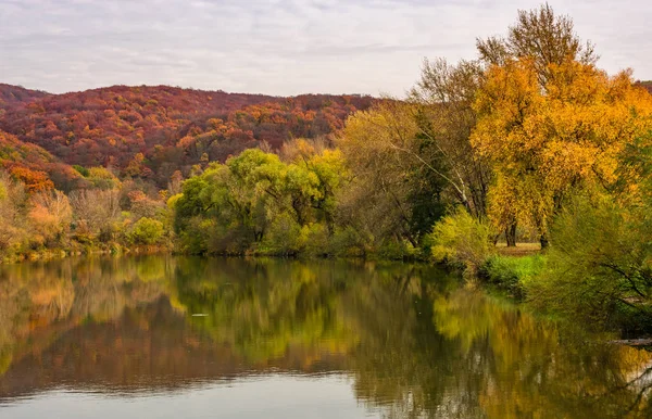 Landscape with calm river in autumn — Stock Photo, Image