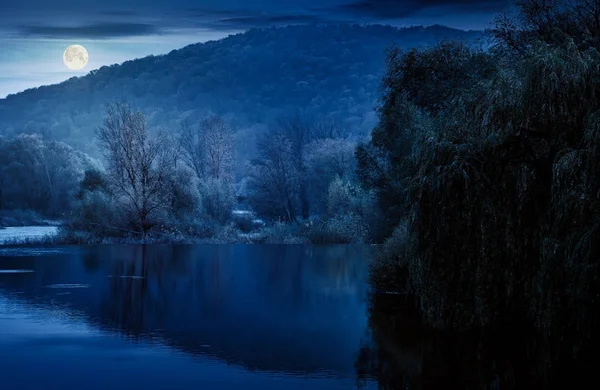Landskap med lugn flod i höst på natten — Stockfoto