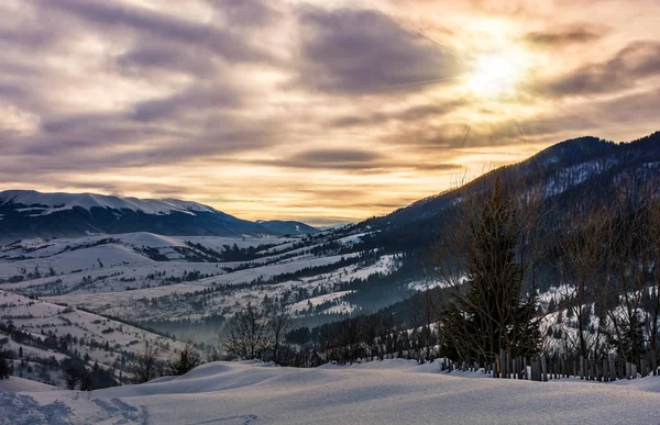Dağlık kırsal alanın üzerinde bulutlu gündoğumu