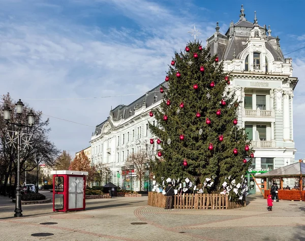 Рождественская елка на центральной площади Ньиредыхазы — стоковое фото