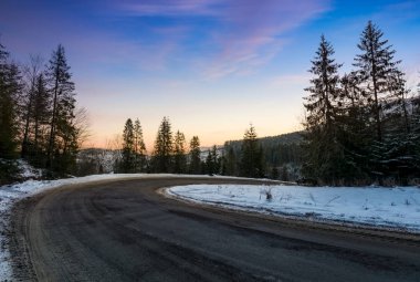 serpentine kış orman üzerinde kırmızı şafak