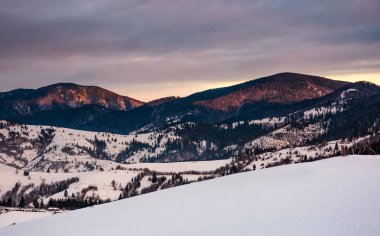 karlı dağlar, gündoğumu hillside