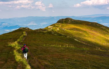 turistik dağ sırtı bir ayak yolu üzerinde