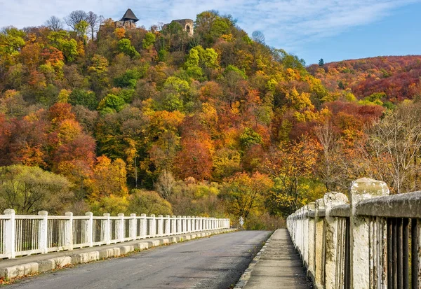 Bro till Nevytsky Castle hill i höst — Stockfoto