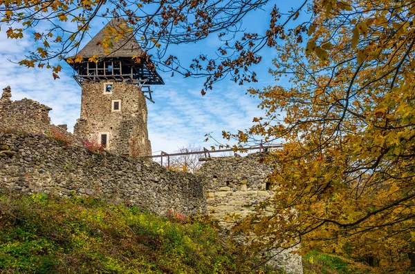 Wieża i mur pierwszy zamek — Zdjęcie stockowe