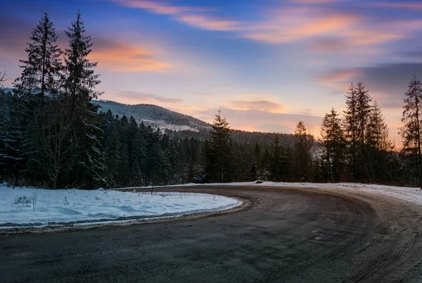 Серпантин в зимних горах на закате — стоковое фото
