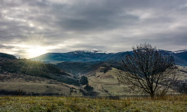 Nascer do sol sobre as montanhas com topos de neve — Fotografia de Stock