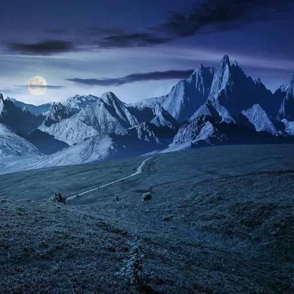 Encostas gramíneas e picos rochosos compostos à noite — Fotografia de Stock