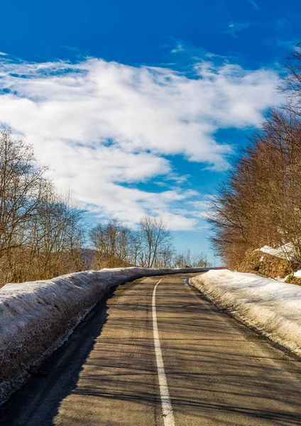 Asfalto carretera de montaña en invierno —  Fotos de Stock