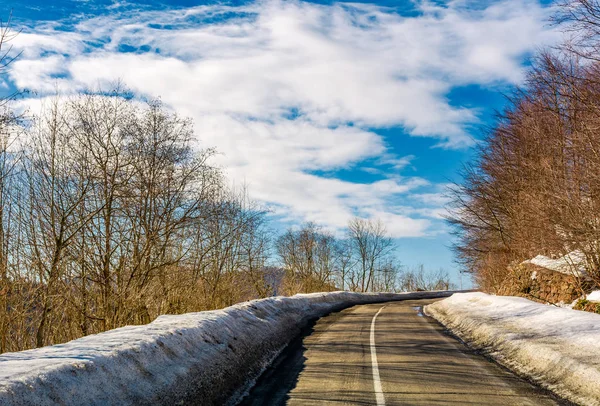 Asfalt dağ yolu kışın — Stok fotoğraf