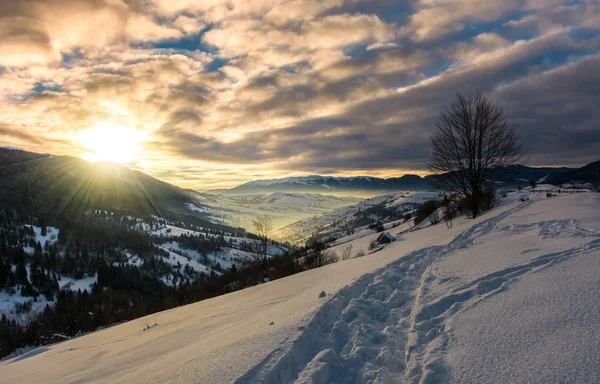 Gyalogút havas vidéki domboldalon keresztül — Stock Fotó