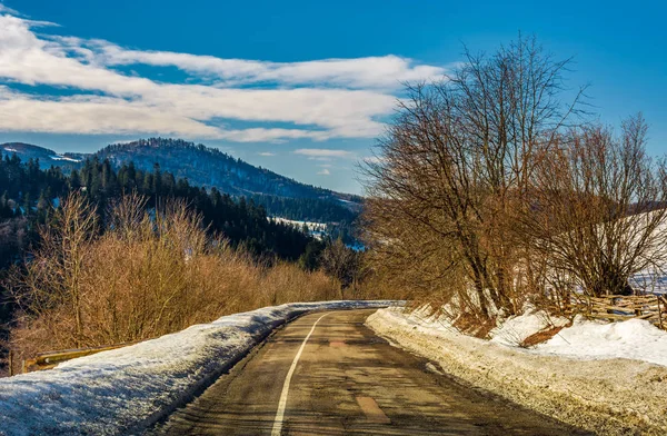 Serpentine de lichidare în munții de iarnă — Fotografie, imagine de stoc