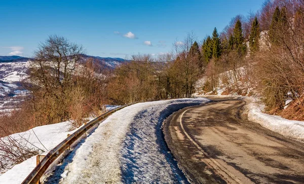 Kış dağlarda sarma serpantin — Stok fotoğraf