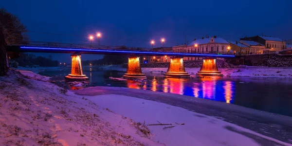 Panorama der Brücke durch den Fluss uzh bei Nacht — Stockfoto