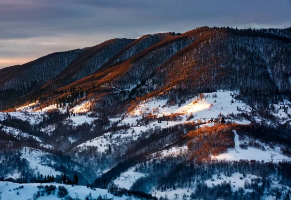 A vörös fény a téli sunrise domboldalon — Stock Fotó