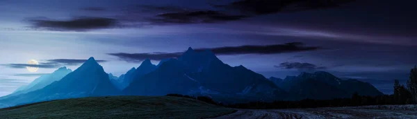 Ländliche Felder in der Nähe der Tatra bei Nacht — Stockfoto