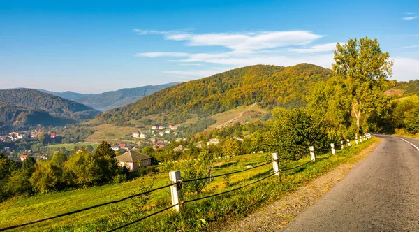 Estrada rural através da área rural em montanhas — Fotografia de Stock