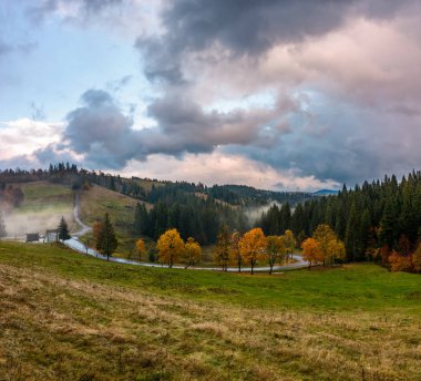 muhteşem akşam gökyüzü ile dağlık manzara