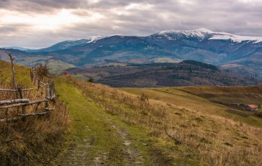çit dağlık kırsal alanda toprak yol boyunca
